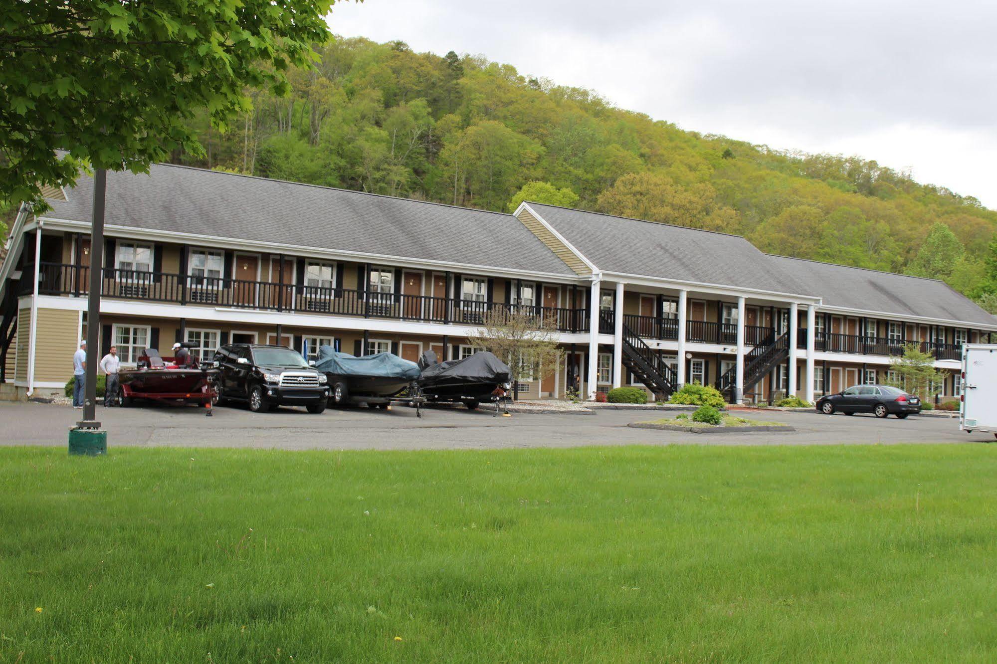 Newbury Inn Brookfield Exteriör bild
